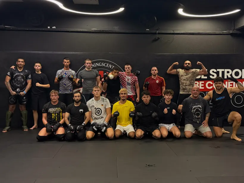 Gruppenfoto der AllStars-Mitglieder im Trainingscenter