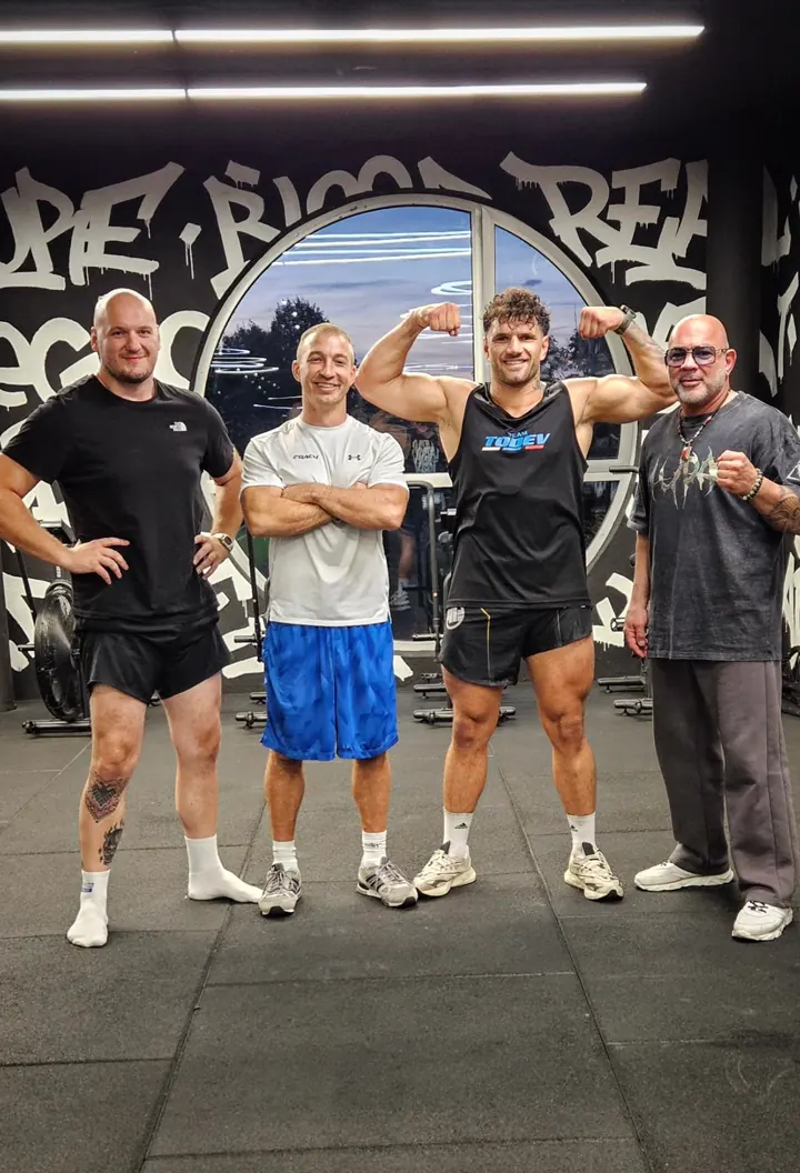 Lazar Todev und Serdar Karaca mit Mitgliedern im Fitnessbereich