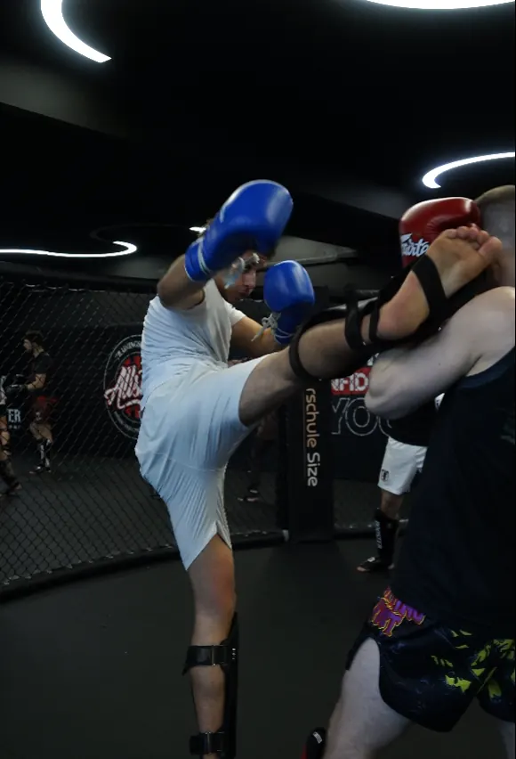 Kick-Training am Käfig im AllStars Trainingscenter